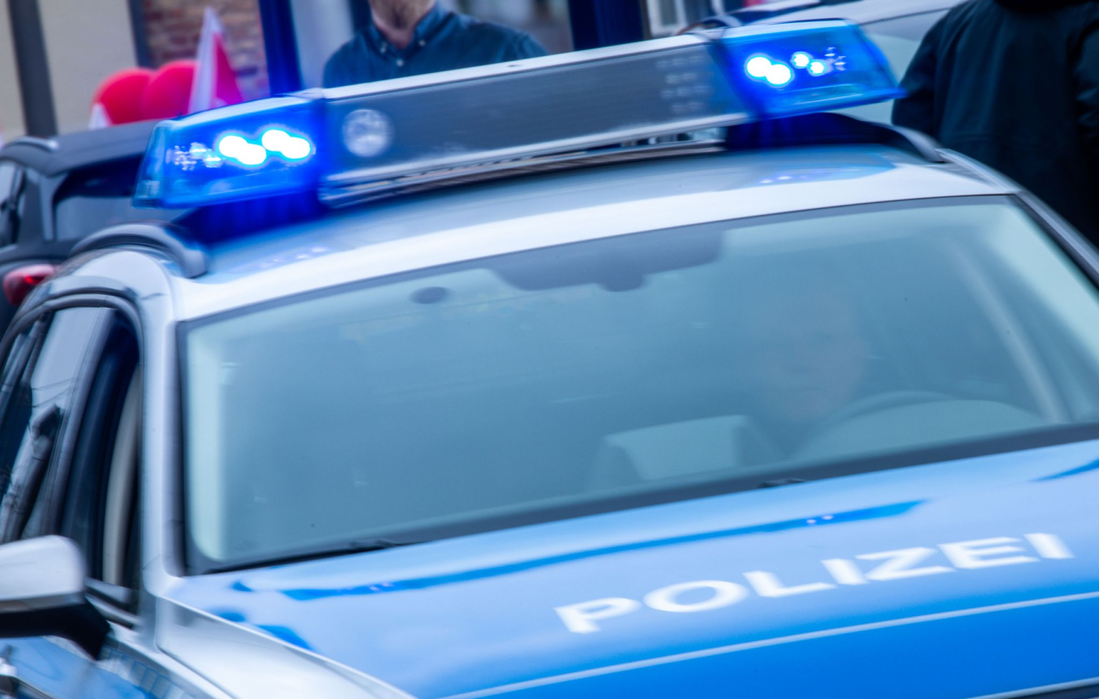 Ein Streifenwagen der Polizei ist mit Blaulicht im Einsatz., © Jens Büttner/dpa/Symbolbild