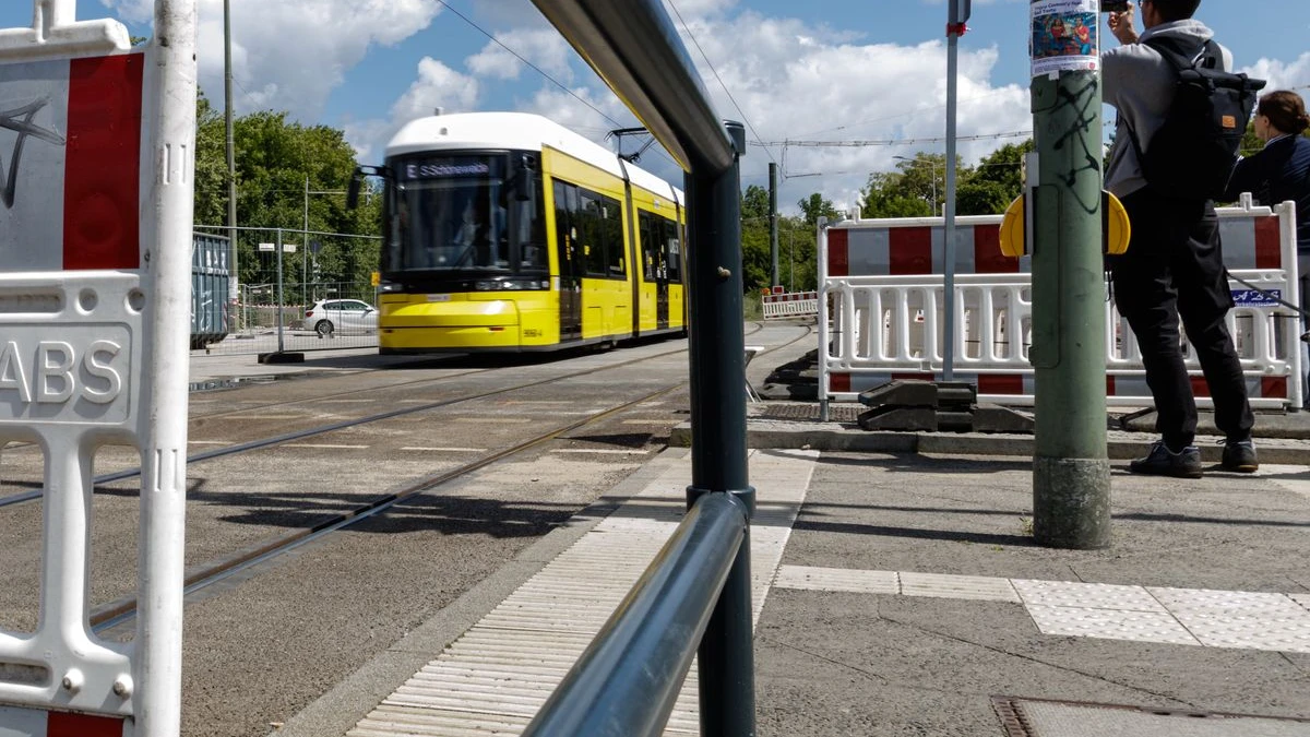 Mannheim'da Tramvay Kazası: 13 Yaşındaki Çocuk Ağır Yaralandı, © Carsten Koall/dpa Mannheim'da Tramvay Kazası: 13 Yaşındaki Çocuk Ağır Yaralandı, © Carsten Koall/dpa