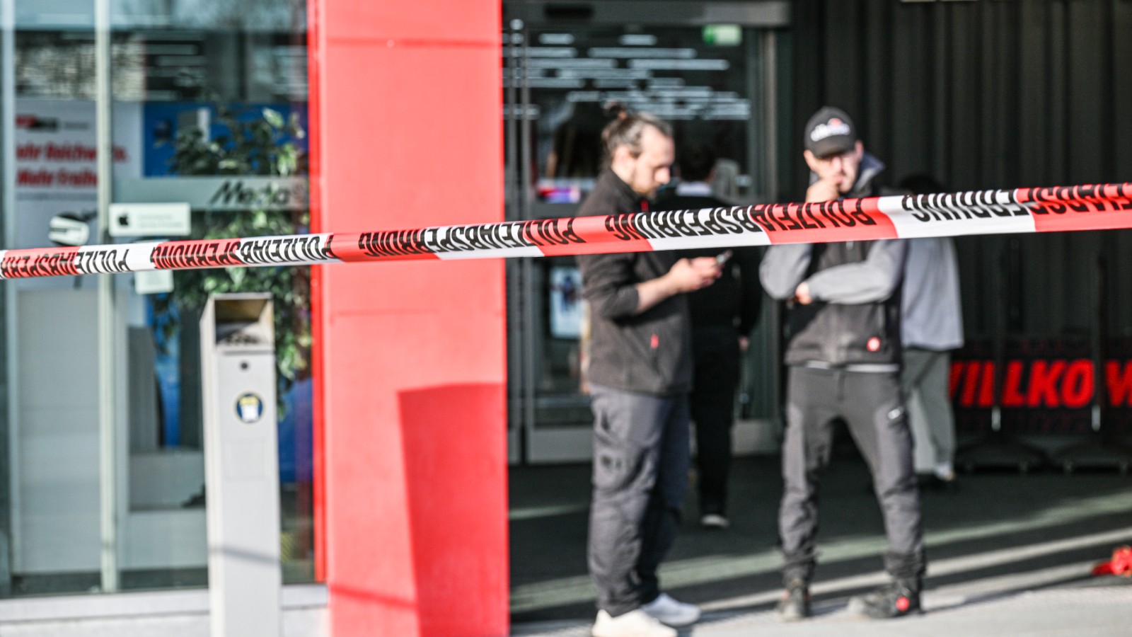 Ulm’de alışveriş merkezinde bıçaklı saldırı: Polis şüpheliyi silahla durdurdu, © Jason Tschepljakow/dpa