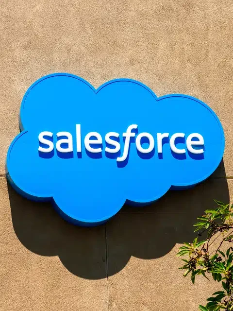 Das Logo von Salesforce an einer Wand, © Salesforce Das Logo von Salesforce an einer Wand, © Salesforce