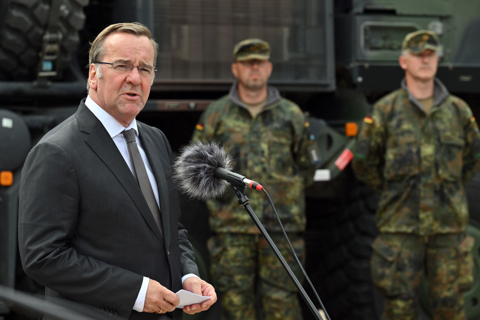 Bundesverteidigungsminister Boris Pistorius (SPD) hält den Etat für die Bundeswehr nach der Haushaltseinigung nicht für ausreichend. , © Martin Schutt/dpa