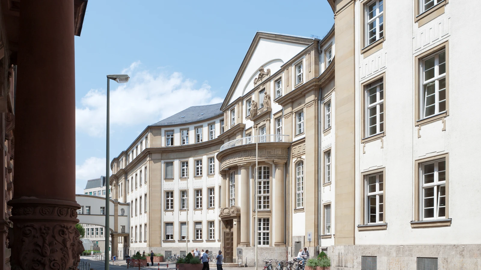 Kadınları bayıltıp tecavüz ettiği iddia edilen zanlı hâkim karşısına çıktı!, © wikipedia.org Kadınları bayıltıp tecavüz ettiği iddia edilen zanlı hâkim karşısına çıktı!, © wikipedia.org