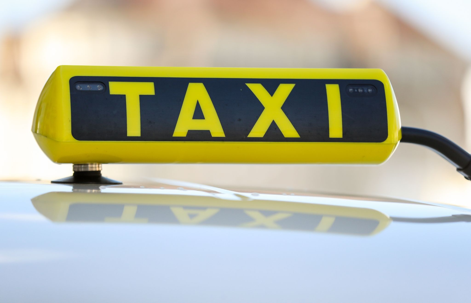 Ein Taxischild an einem Taxi.