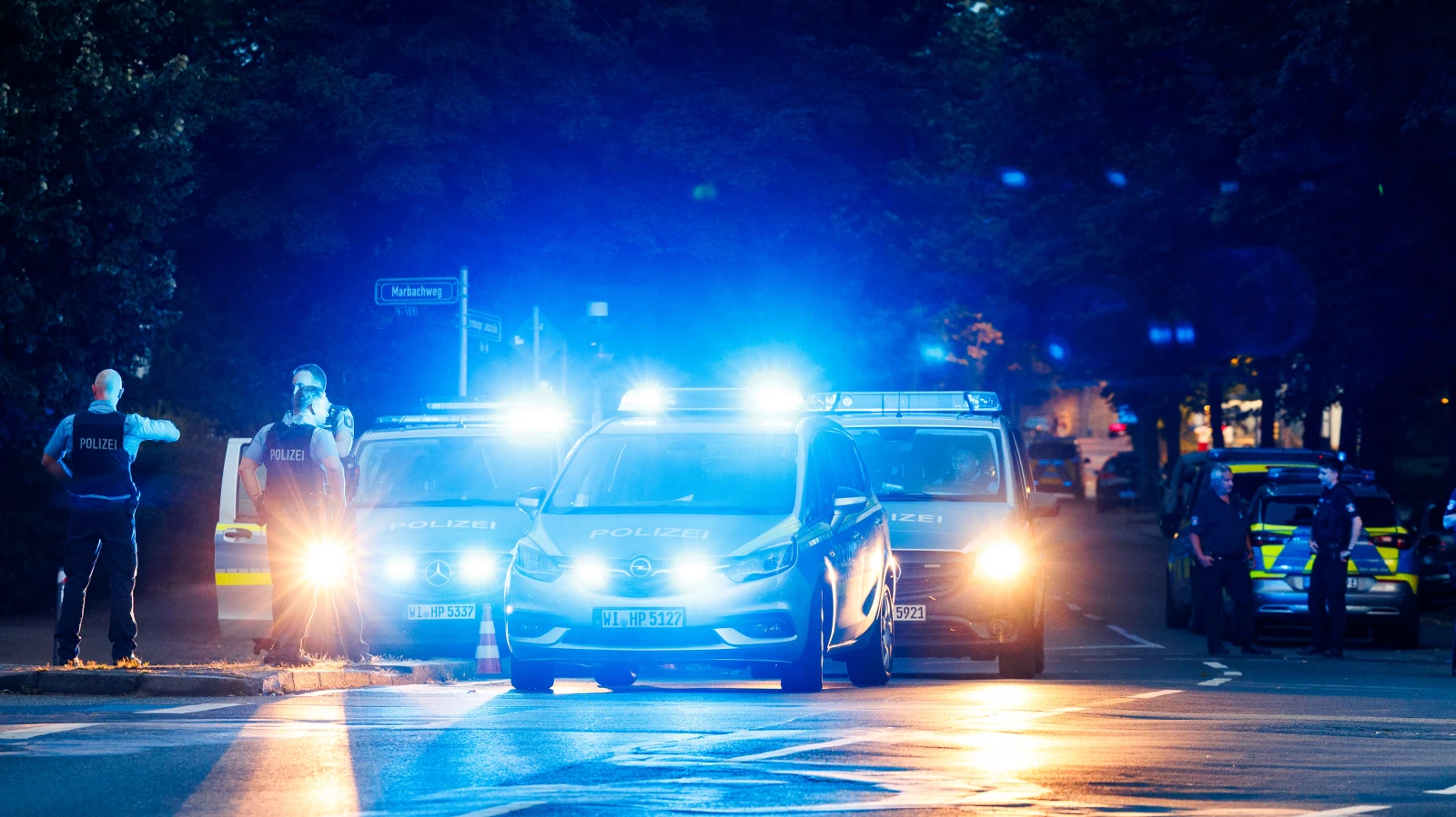 Polis Üç Saldırganı Arıyor!, © dpa Polis Üç Saldırganı Arıyor!, © dpa