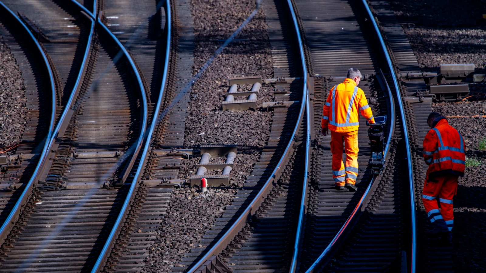 Koblenz–Remagen–Bonn Hattında Yoğun Tren İptalleri: Yolculara Uyarı, © Jens Büttner/dpa Koblenz–Remagen–Bonn Hattında Yoğun Tren İptalleri: Yolculara Uyarı, © Jens Büttner/dpa