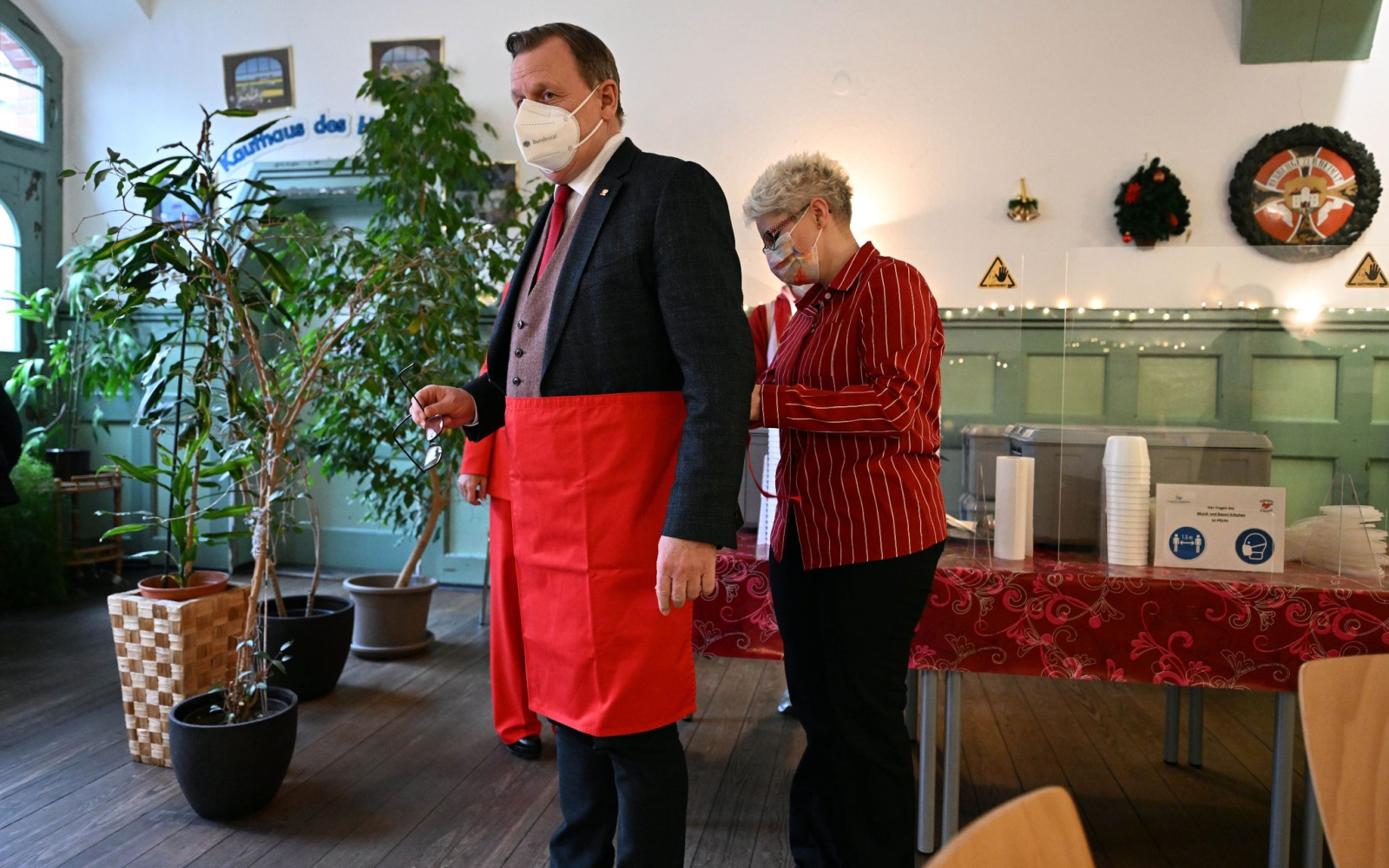 RestaurantleiterinJana Keil bindet Bodo Ramelow im «Restaurant des Herzens» die Schürze zusammen.