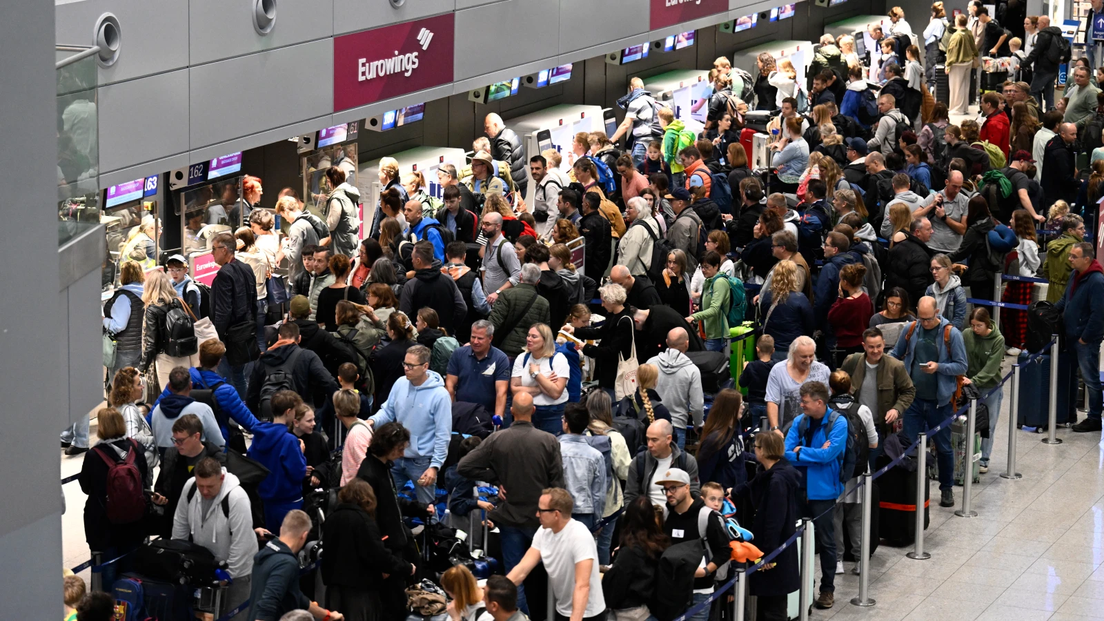 Düsseldorf Havalimanı’nda Sonbahar Tatili Kaosu, © Roberto Pfeil/dpa Düsseldorf Havalimanı’nda Sonbahar Tatili Kaosu, © Roberto Pfeil/dpa