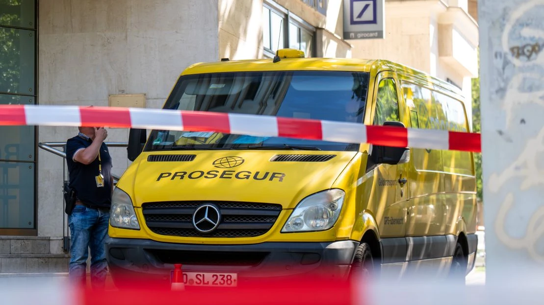 Kurfürstendamm’da Banka Soygun Girişimi: Polis Alarmda, © Michael Kappeler/dpa Kurfürstendamm’da Banka Soygun Girişimi: Polis Alarmda, © Michael Kappeler/dpa
