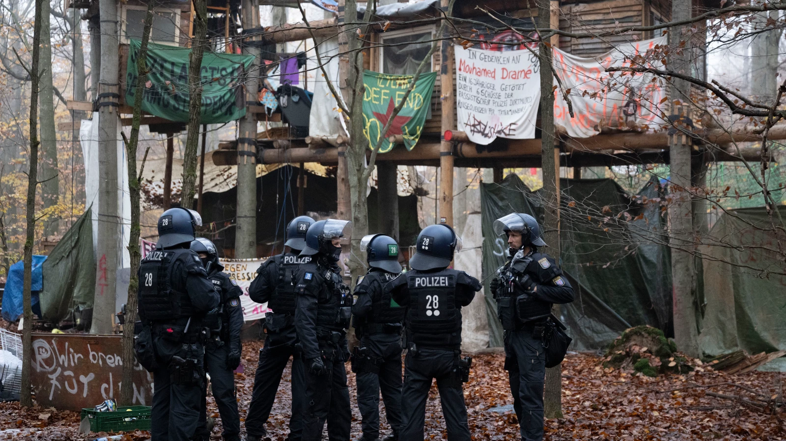 Polis Langener Ormanı’ndaki çevreci kampını tahliye etti, © Boris Roessler/dpa Polis Langener Ormanı’ndaki çevreci kampını tahliye etti, © Boris Roessler/dpa
