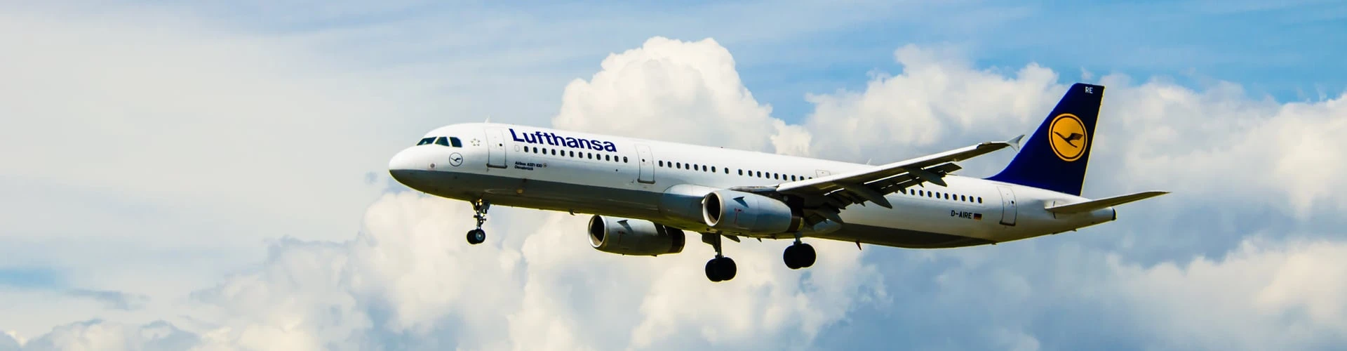 Lufthansa Flugzeug im Himmel mit Wolken, © Shutterstock Lufthansa Flugzeug im Himmel mit Wolken, © Shutterstock