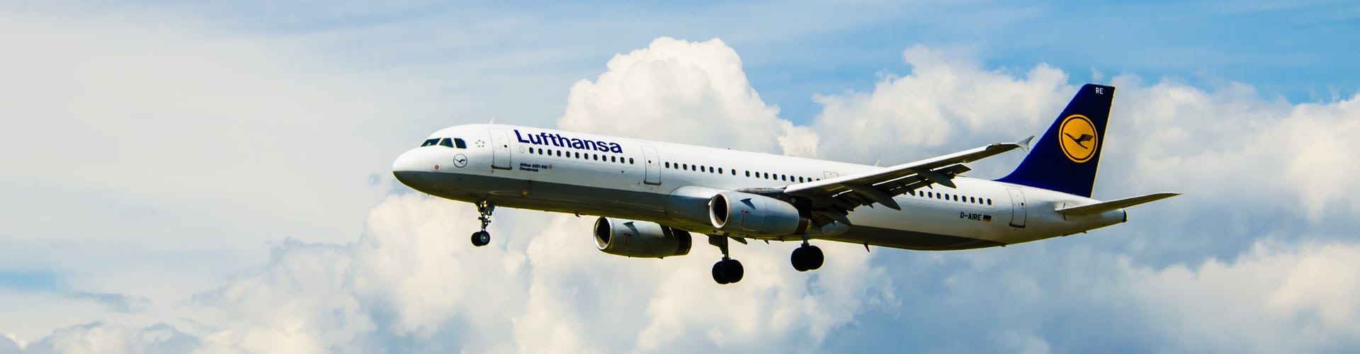 Lufthansa Flugzeug im Himmel mit Wolken, © Shutterstock