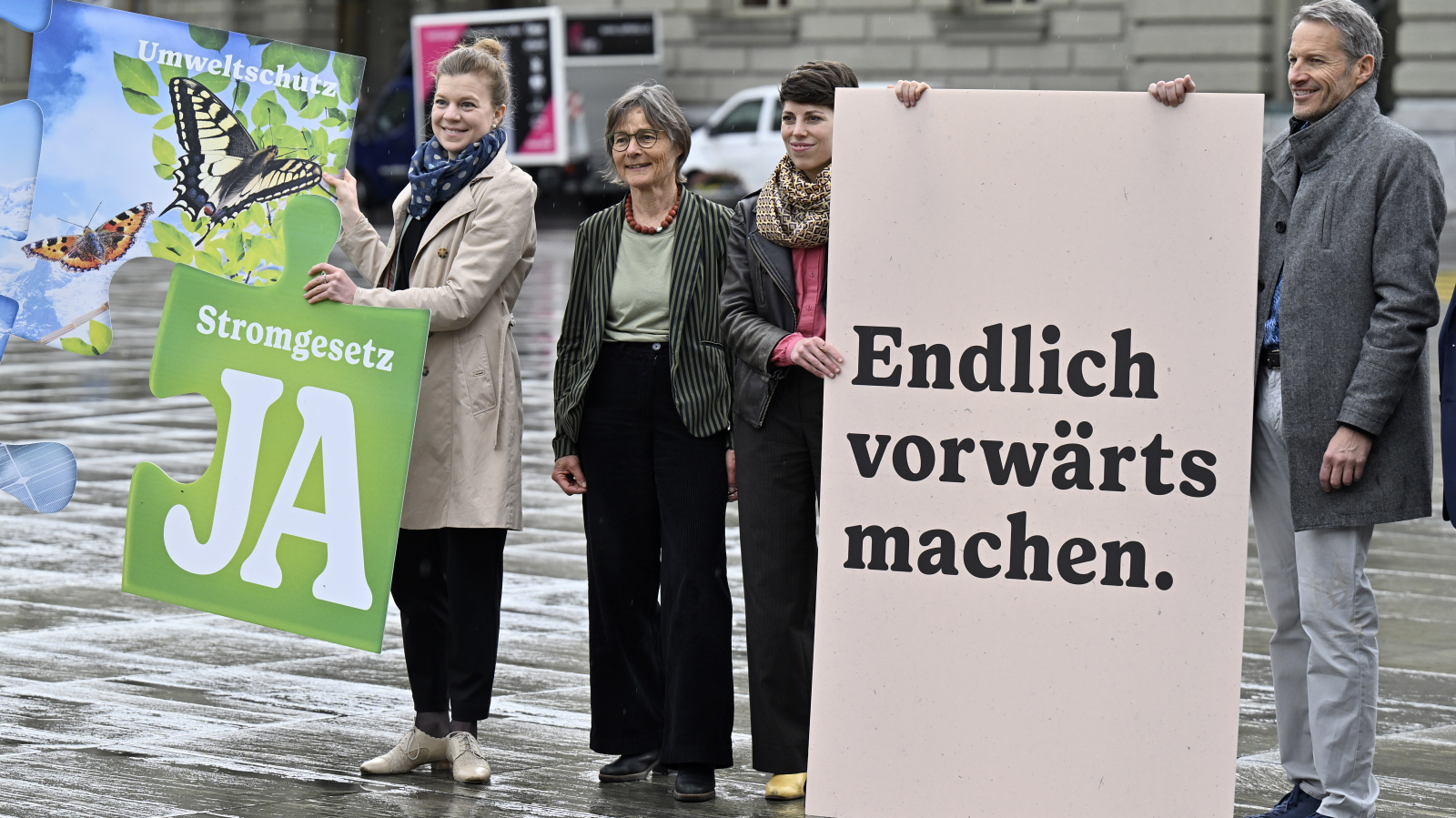 Umweltschützer stellen sich gegen "Mantelerlass", © Keystone / Peter Schneider