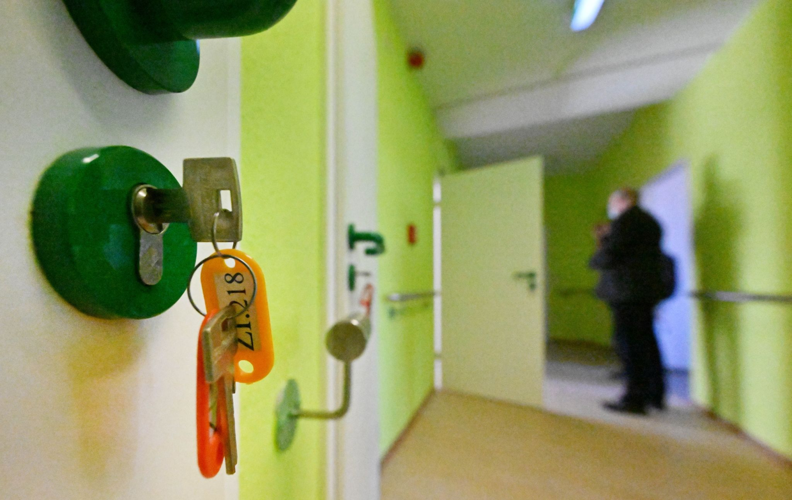 Schlüssel stecken im Schloss in einer Unterkunft für die Unterbringung von ukrainischen Geflüchteten.
