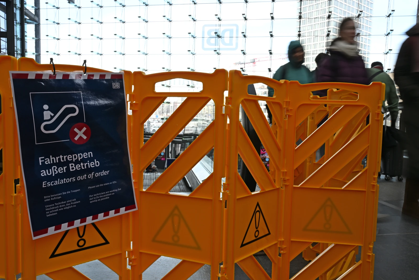Berlin Ana Tren Garı’nda İlk Yürüyen Merdivenler Cumartesi Yeniden Çalışacak, © Markus Lenhardt/dpa Berlin Ana Tren Garı’nda İlk Yürüyen Merdivenler Cumartesi Yeniden Çalışacak, © Markus Lenhardt/dpa