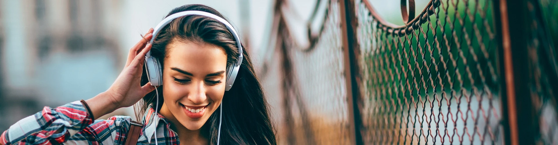 Frau mit Kopfhörern , © Shutterstock Frau mit Kopfhörern , © Shutterstock