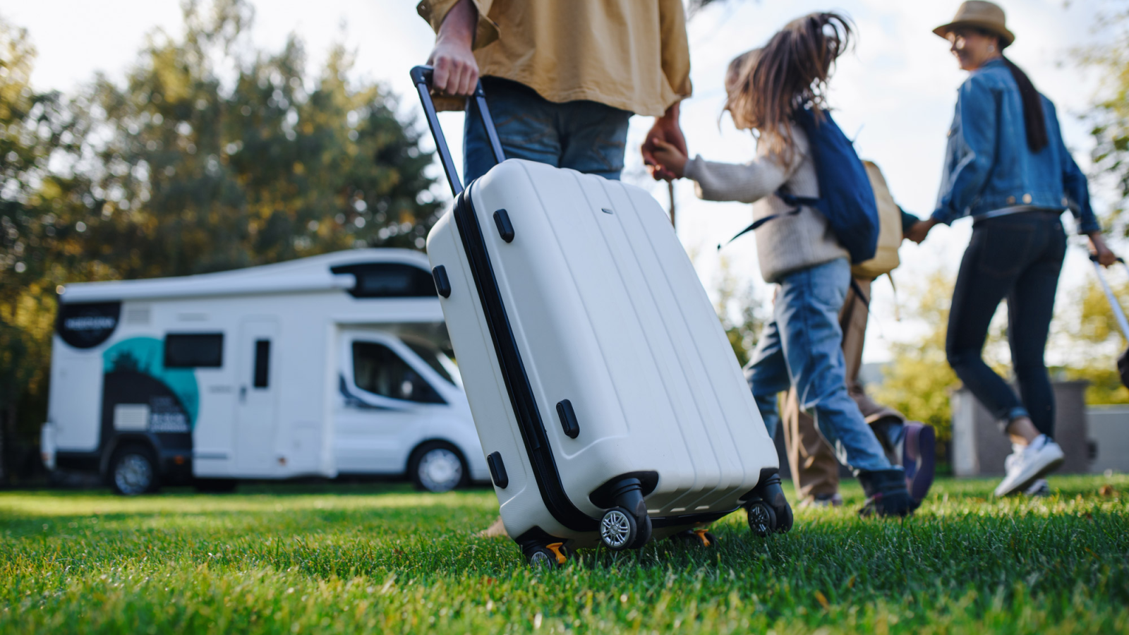 Familie auf dem Campingplatz, © AdobeStock