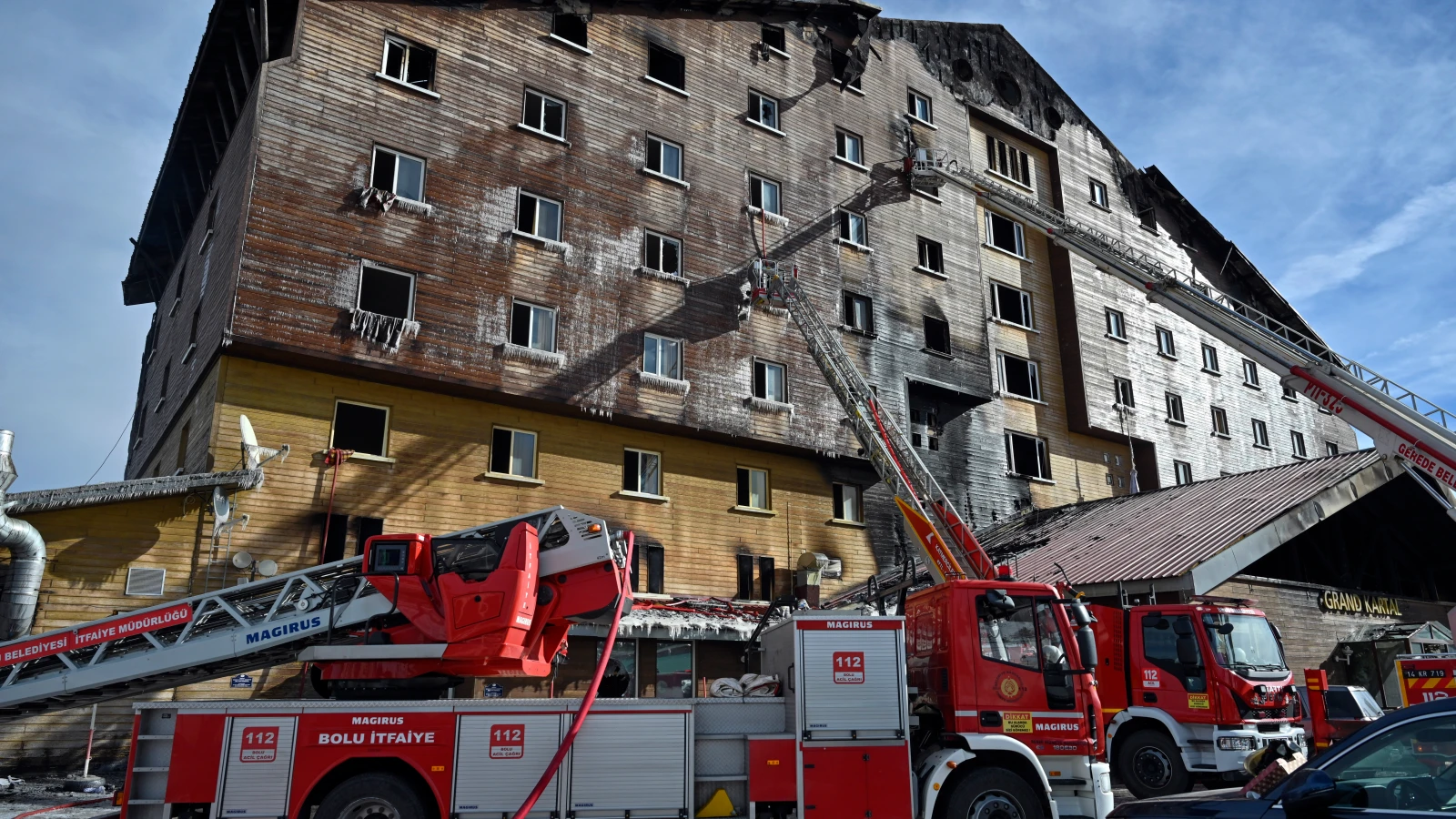 Kartalkaya Otel Yangını Davasında Ara Karar: Bir Tutuklama, Bir Ev Hapsi!, © dpa Kartalkaya Otel Yangını Davasında Ara Karar: Bir Tutuklama, Bir Ev Hapsi!, © dpa