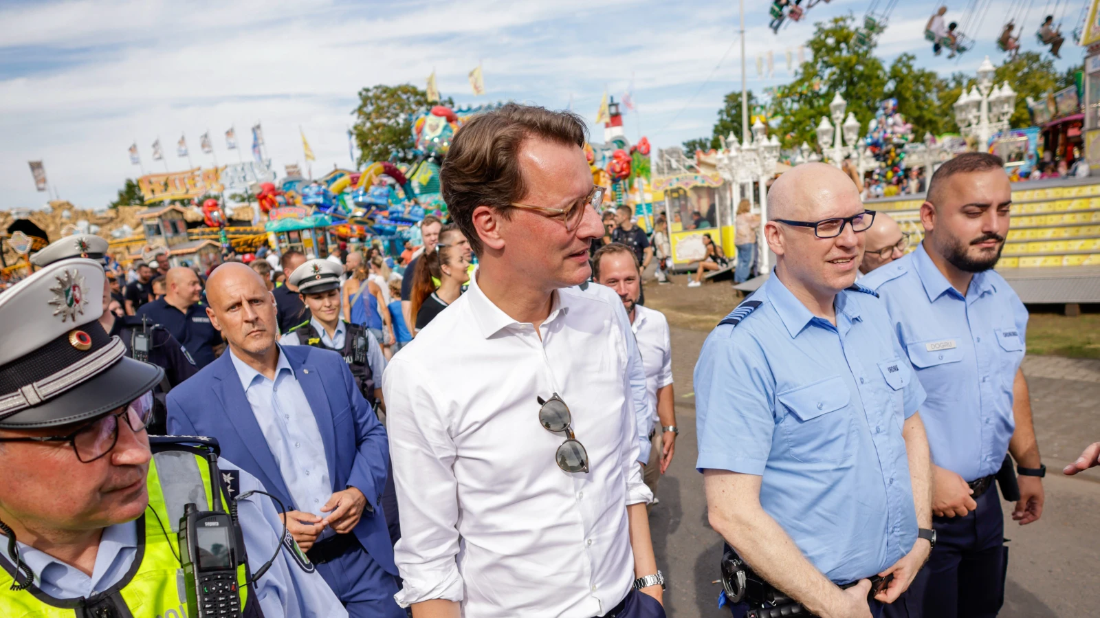 Devletin Kararlılığını ve Gücünü Gösterin!, © dpa Devletin Kararlılığını ve Gücünü Gösterin!, © dpa