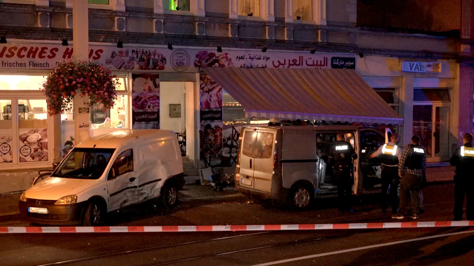 41 yaşındaki bir Suriyeli kundaklama şüphesiyle gözaltında , © dpa 41 yaşındaki bir Suriyeli kundaklama şüphesiyle gözaltında , © dpa