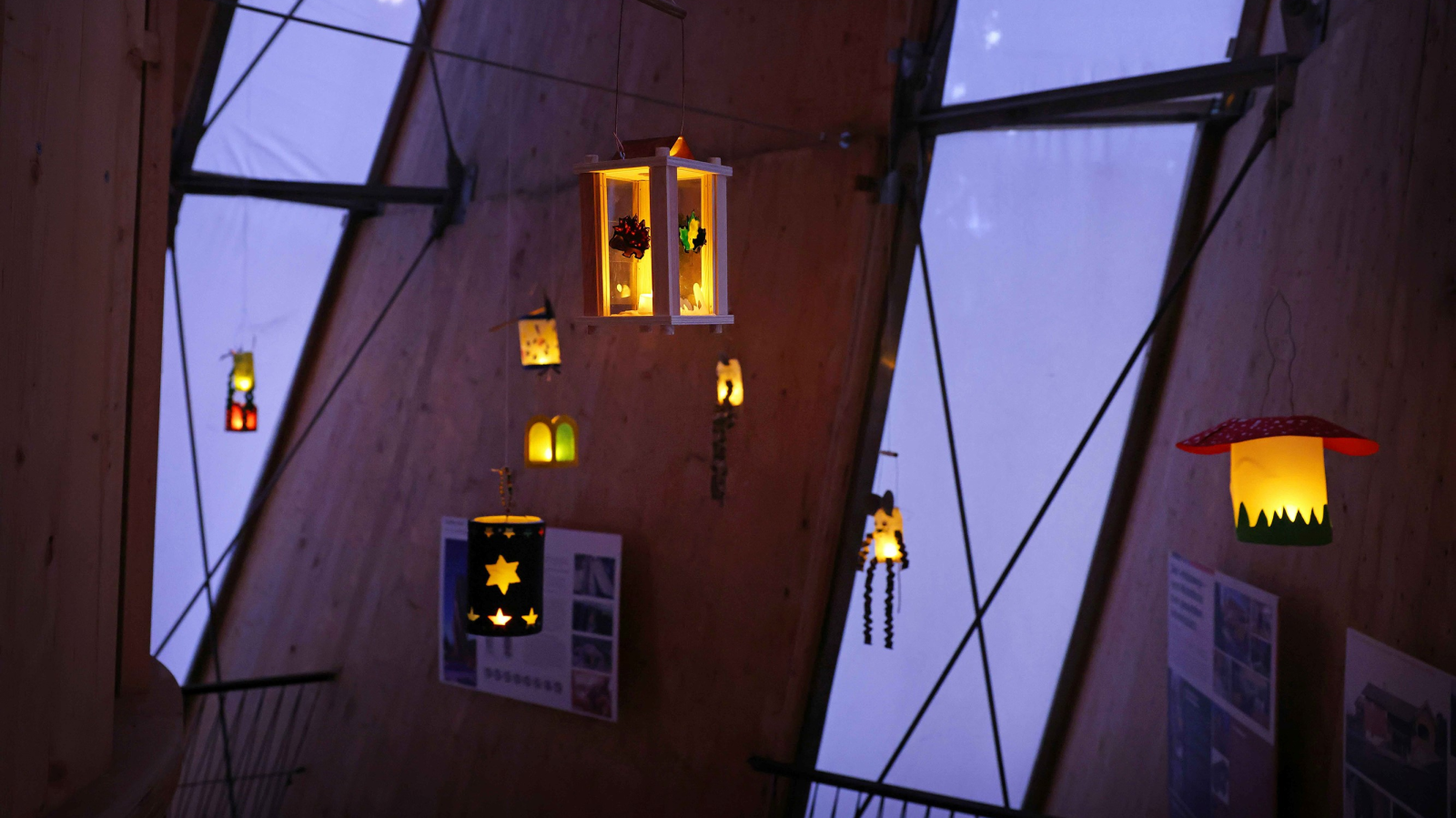 Laternen erhellten Turm auf Dux, © Roland Korner