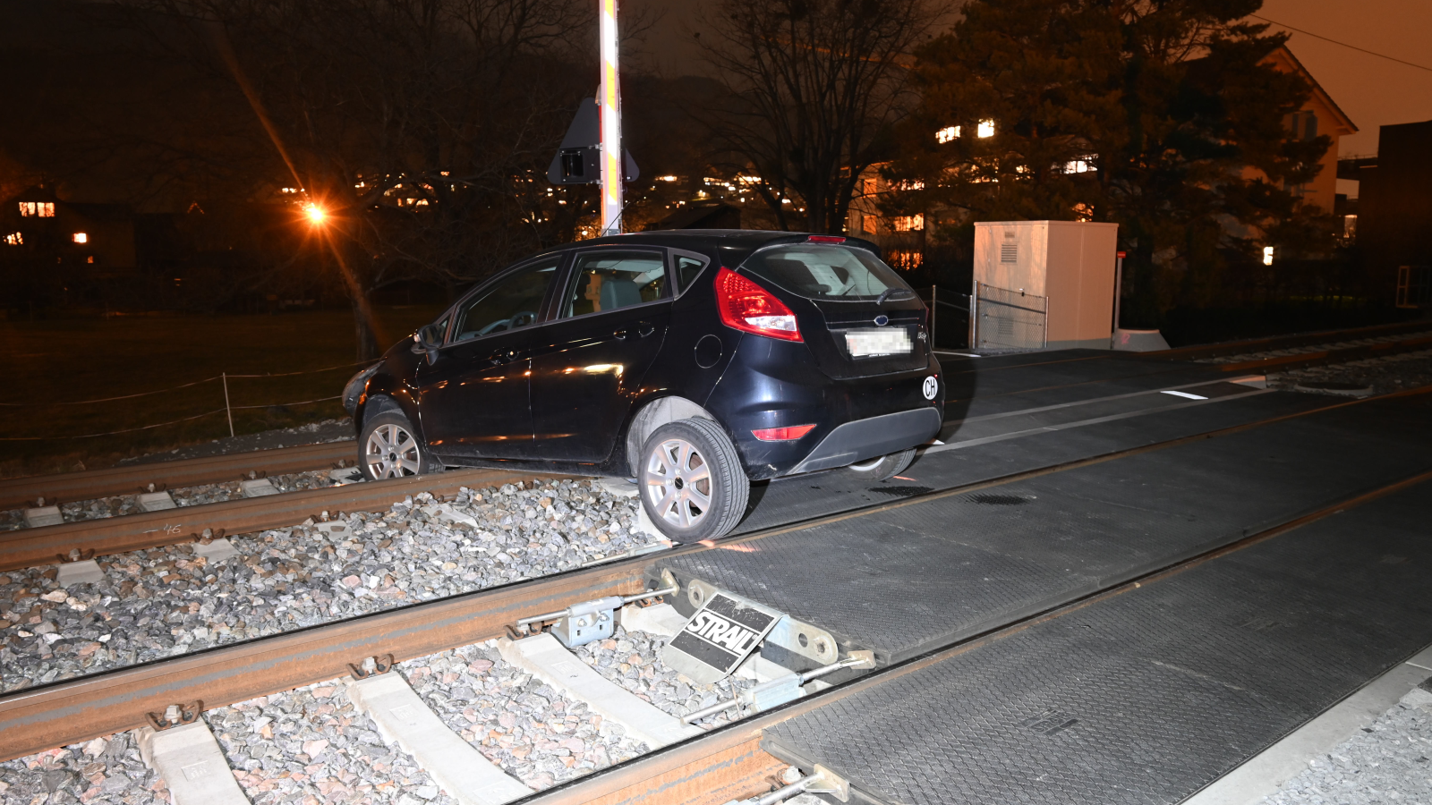 Lenker fährt in Buchs auf Bahngleise, © Kapo SG