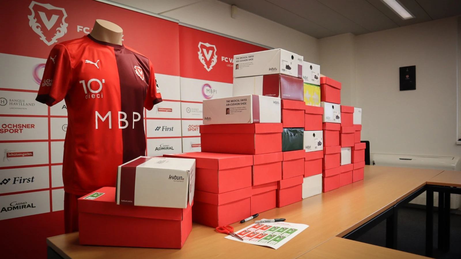 FC Vaduz für «Weihnachten im Schuhkarton», © FC Vaduz FC Vaduz für «Weihnachten im Schuhkarton», © FC Vaduz