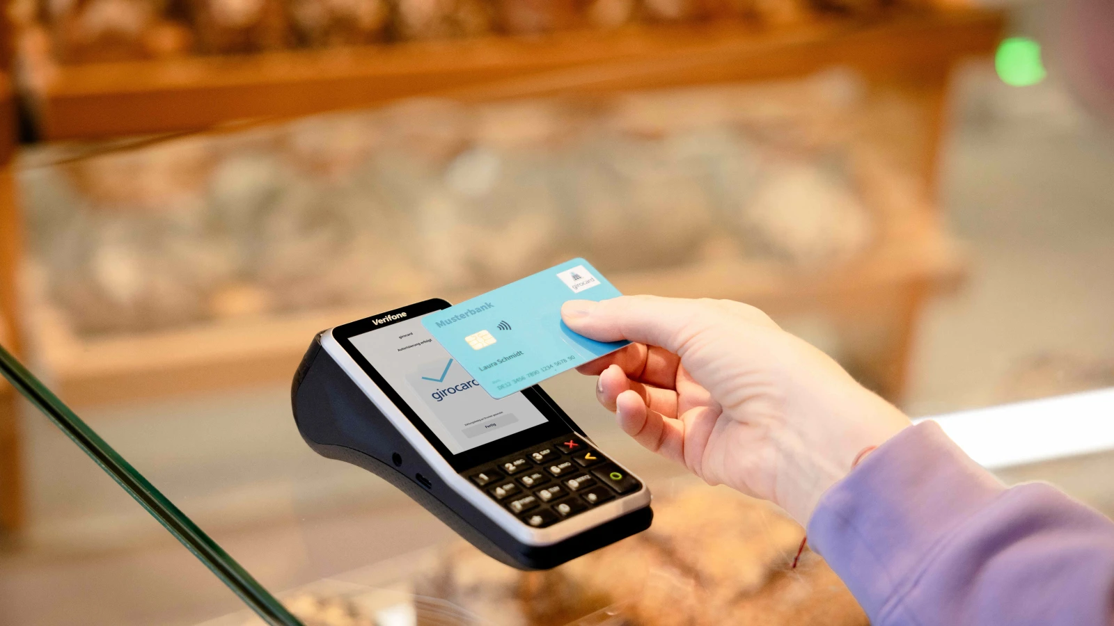 Tübingen’de “Bezahlkarte Takası” Tartışma Konusu, © Alex Habermehl/EURO Kartensysteme GmbH/obs Tübingen’de “Bezahlkarte Takası” Tartışma Konusu, © Alex Habermehl/EURO Kartensysteme GmbH/obs