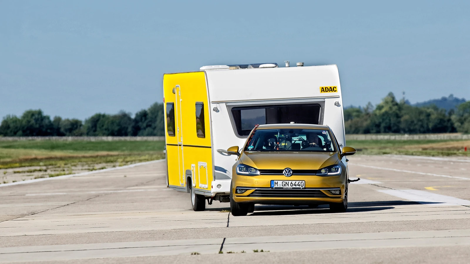 Fahren mit Anhänger: Mehr Sicherheit durch ESP und Antischlingersysteme, © ADAC/Ralph Wagner Fahren mit Anhänger: Mehr Sicherheit durch ESP und Antischlingersysteme, © ADAC/Ralph Wagner