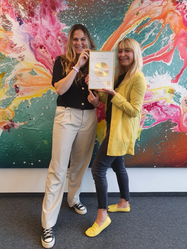 Freude über die Urkunde, © Wilde & Partner Communications GmbH Freude über die Urkunde, © Wilde & Partner Communications GmbH