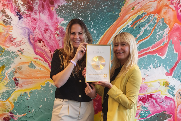 Freude über die Urkunde, © Wilde & Partner Communications GmbH