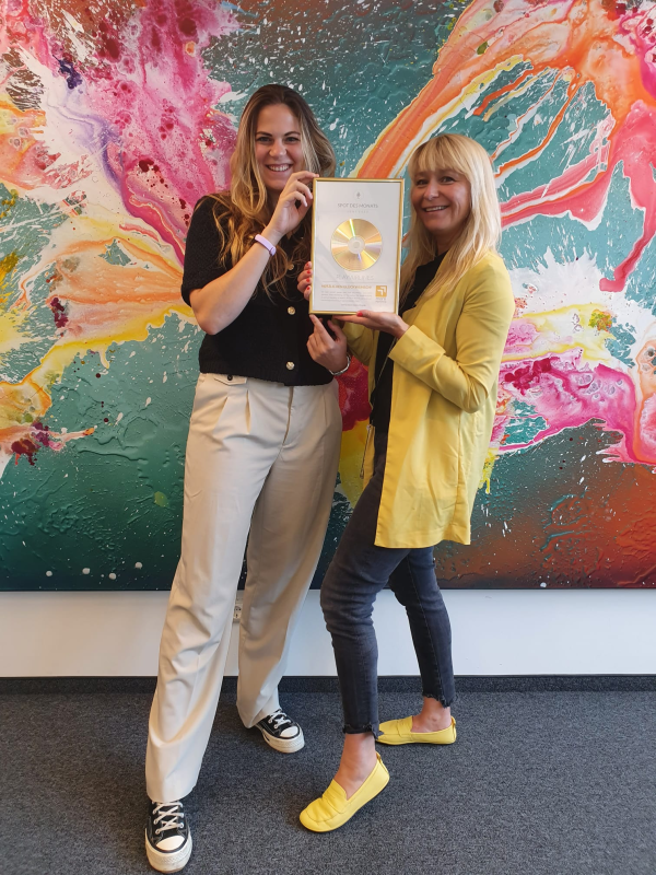 Freude über die Urkunde, © Wilde & Partner Communications GmbH