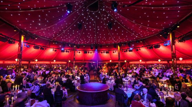 Stuttgart'ta Dinner Show Sırasında 'Akrobat Kazası', © palazzo