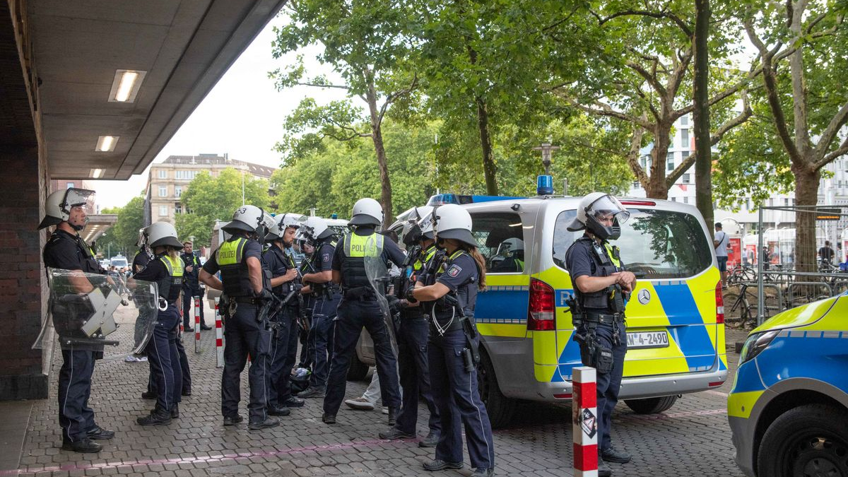 Düsseldorf'ta Kitlesel Kavga: 100 Kişi Birbirine Girdi!, © Vincent Kempf /dpa