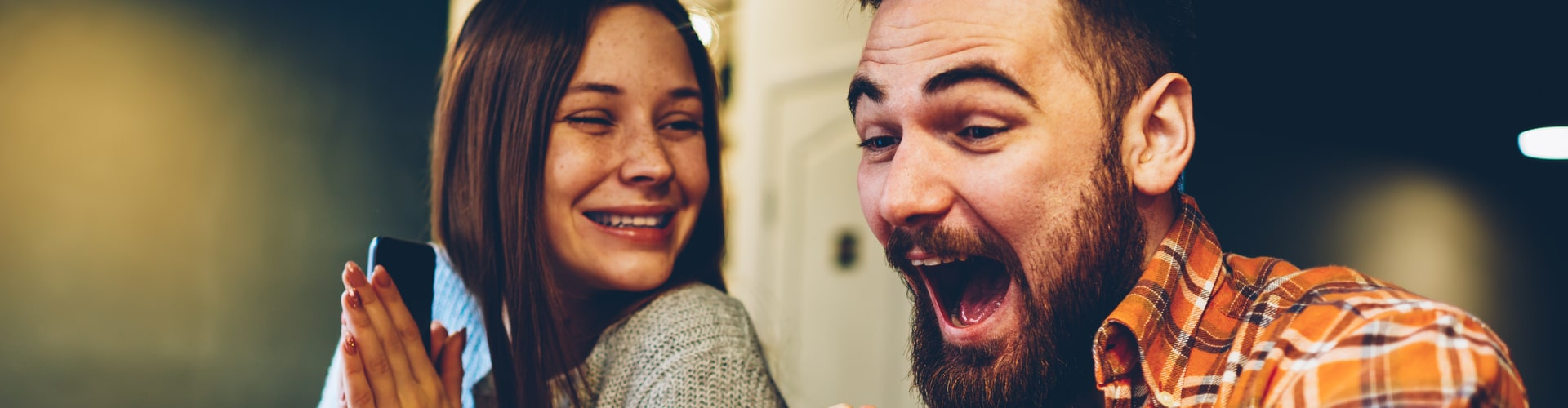 Jubelndes Paar, © Shutterstock