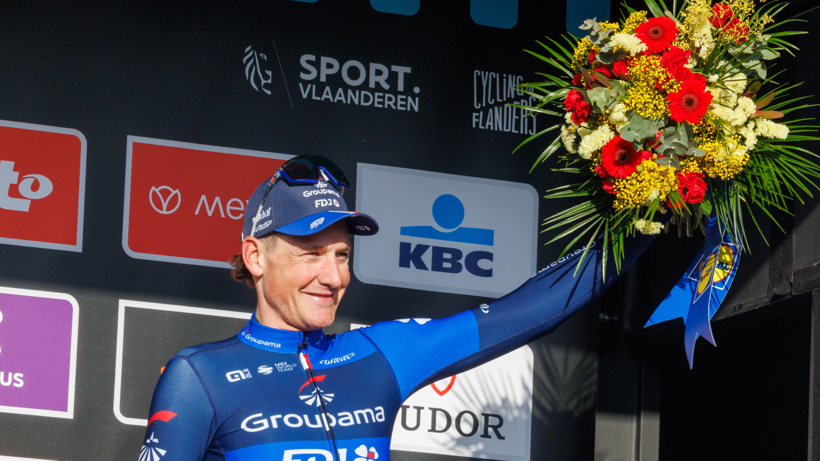 Stefan Küng bei Quer durch Flandern auf dem Podest, © EPA/Olivier Matthys