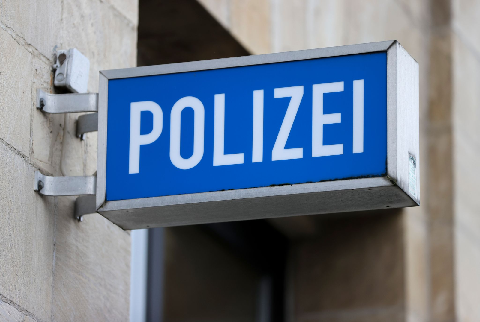 Das Schild „Polizei“ an einem Polizeirevier.