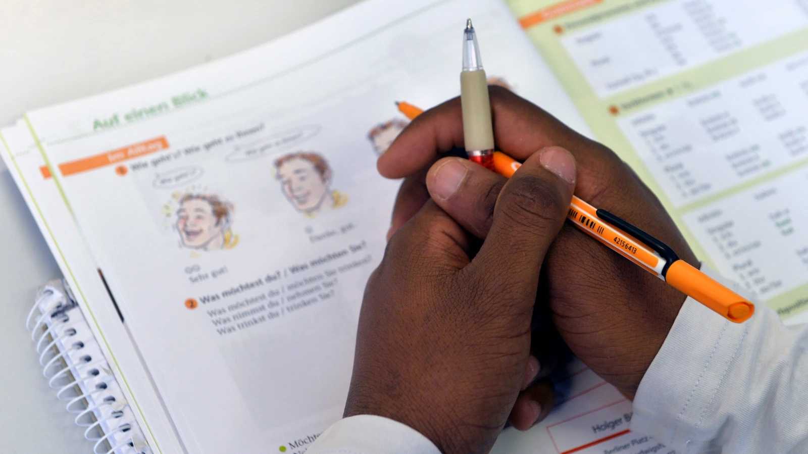 Hessen göçmenlere yönelik Almanca eğitimini finansal olarak daha fazla desteklemeyi ve imkanları genişletmeyi hedefliyor. , © dpa Hessen göçmenlere yönelik Almanca eğitimini finansal olarak daha fazla desteklemeyi ve imkanları genişletmeyi hedefliyor. , © dpa