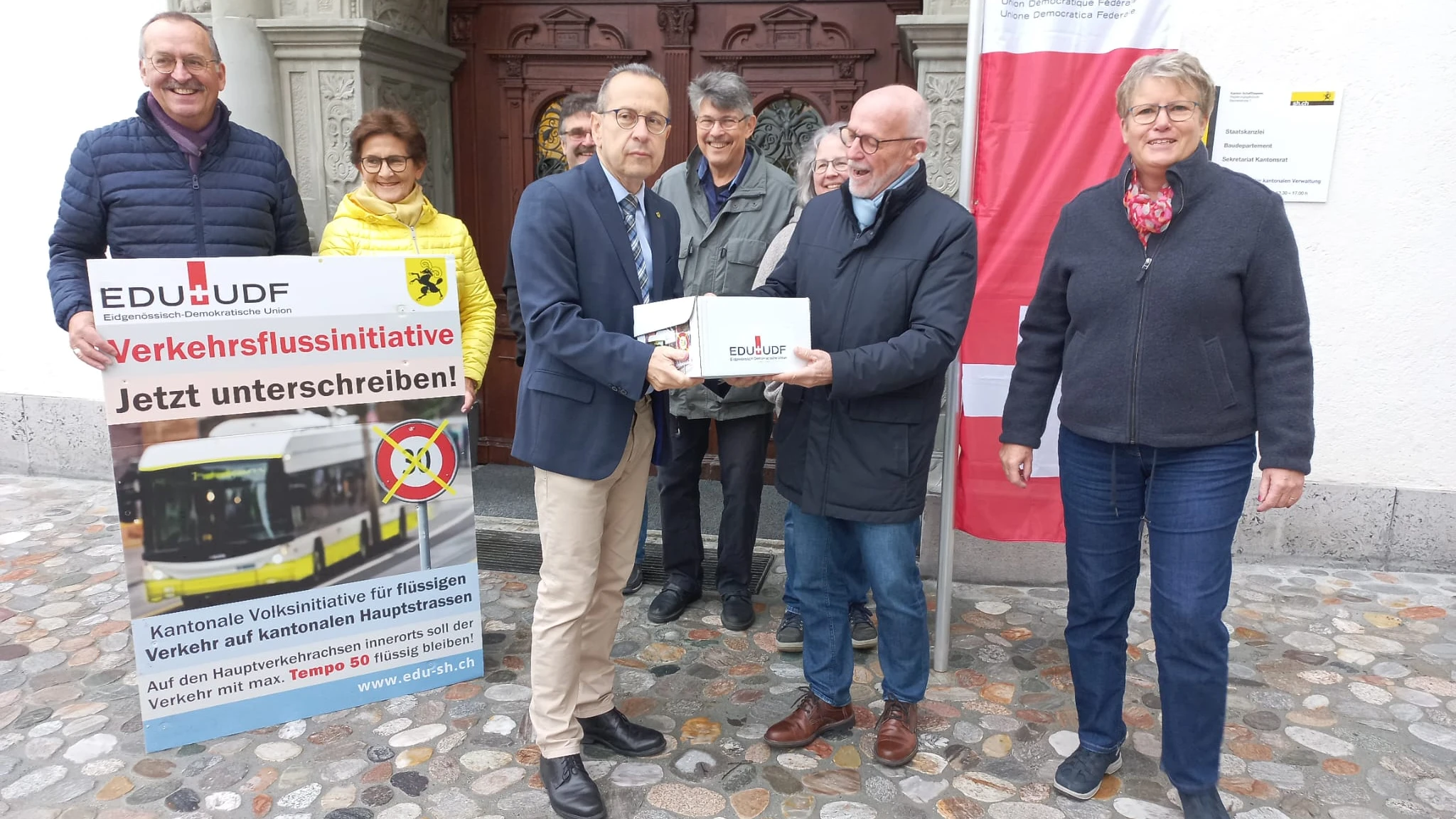 Die EDU Schaffhausen übergibt die Unterschriften an den stellvertretenden Staatsschreiber Christian Ritzmann., © RM Die EDU Schaffhausen übergibt die Unterschriften an den stellvertretenden Staatsschreiber Christian Ritzmann., © RM