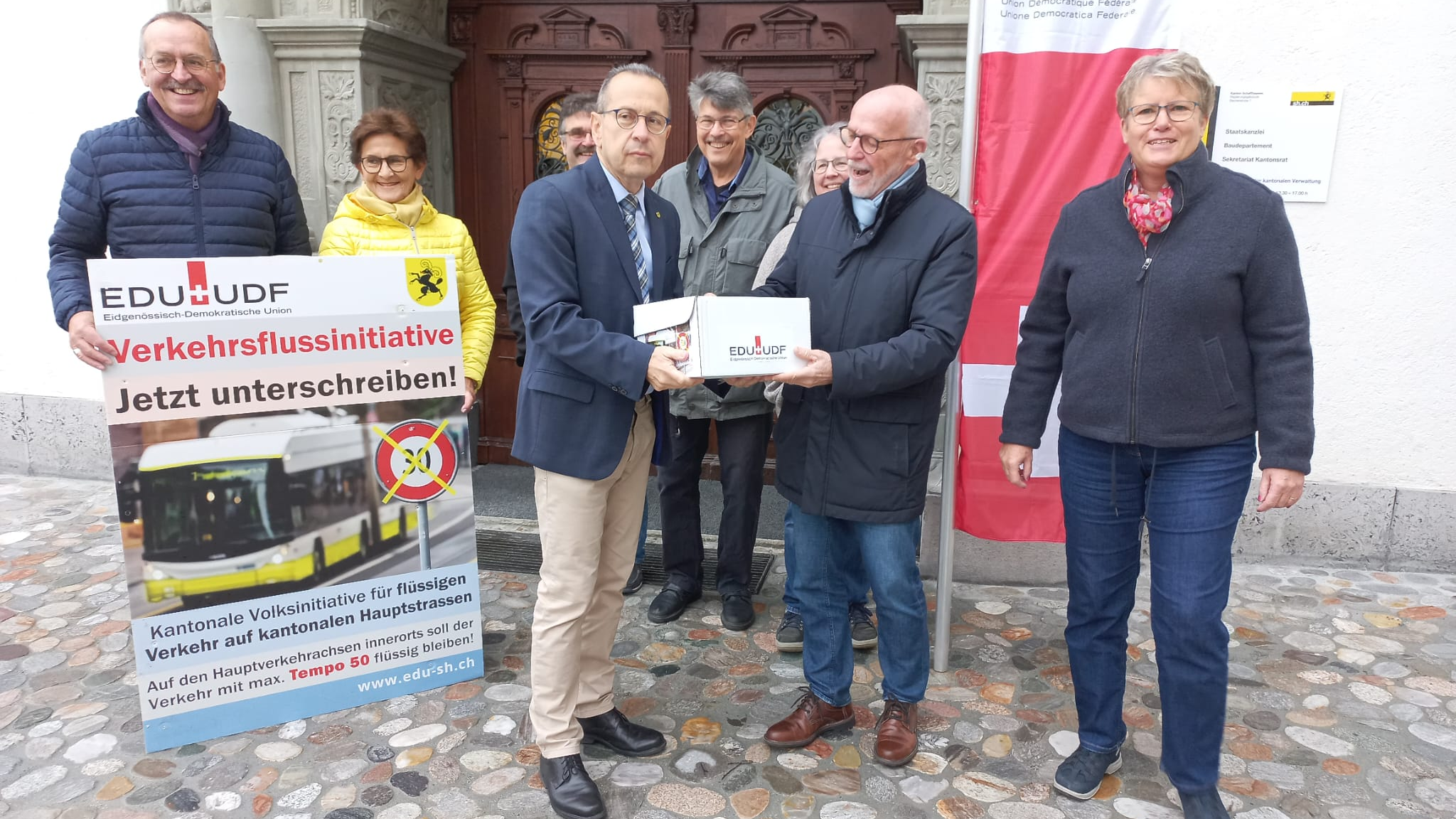 Die EDU Schaffhausen übergibt die Unterschriften an den stellvertretenden Staatsschreiber Christian Ritzmann., © RM