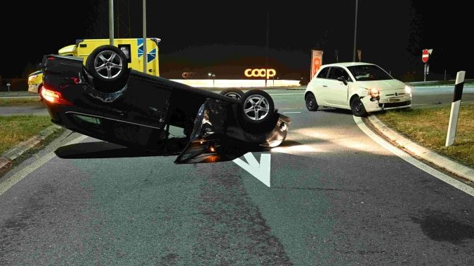 Auto kippt bei Unfall bei Haag aufs Dach , © Kantonspolizei St. Gallen