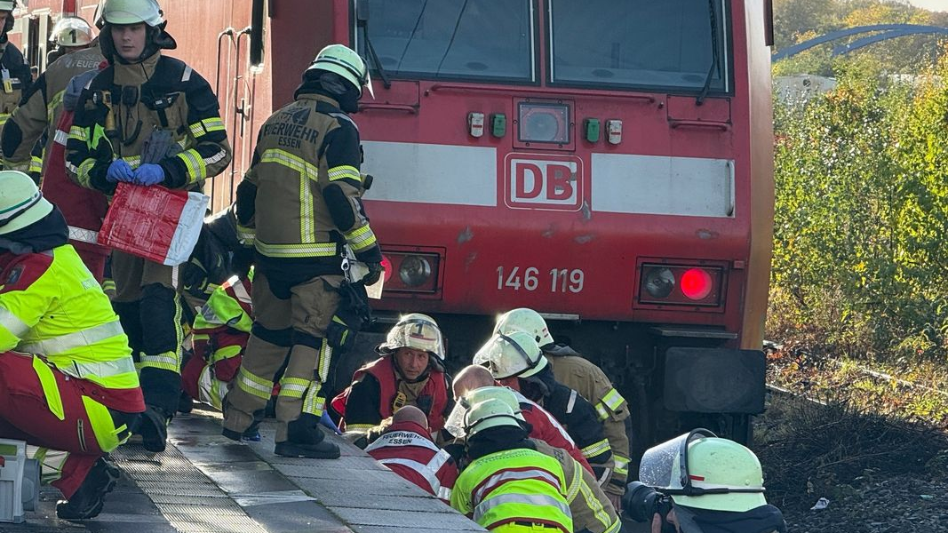 Essen'de Dikkatsiz Yolcu Raylara Düştü ve Yaralandı!, © Stephan Witte/dpa 