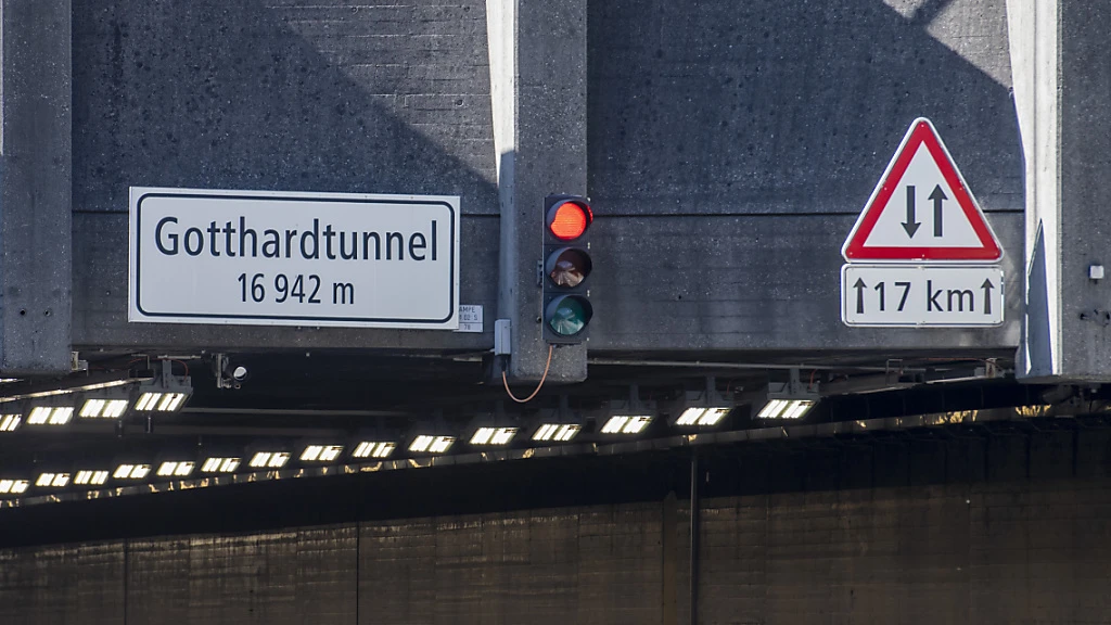 Auto im Gotthard-Strassentunnel in Brand geraten, © Keystone-SDA Auto im Gotthard-Strassentunnel in Brand geraten, © Keystone-SDA