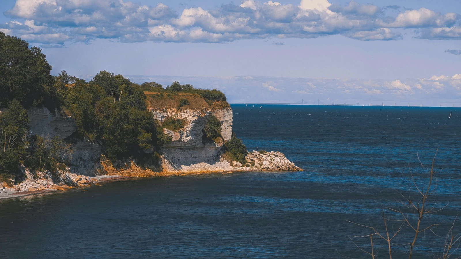 Ein Blick auf die Steilküste Stevns Klint in Dänemark, © Foto von Levin Kohrt auf Unsplash Ein Blick auf die Steilküste Stevns Klint in Dänemark, © Foto von Levin Kohrt auf Unsplash