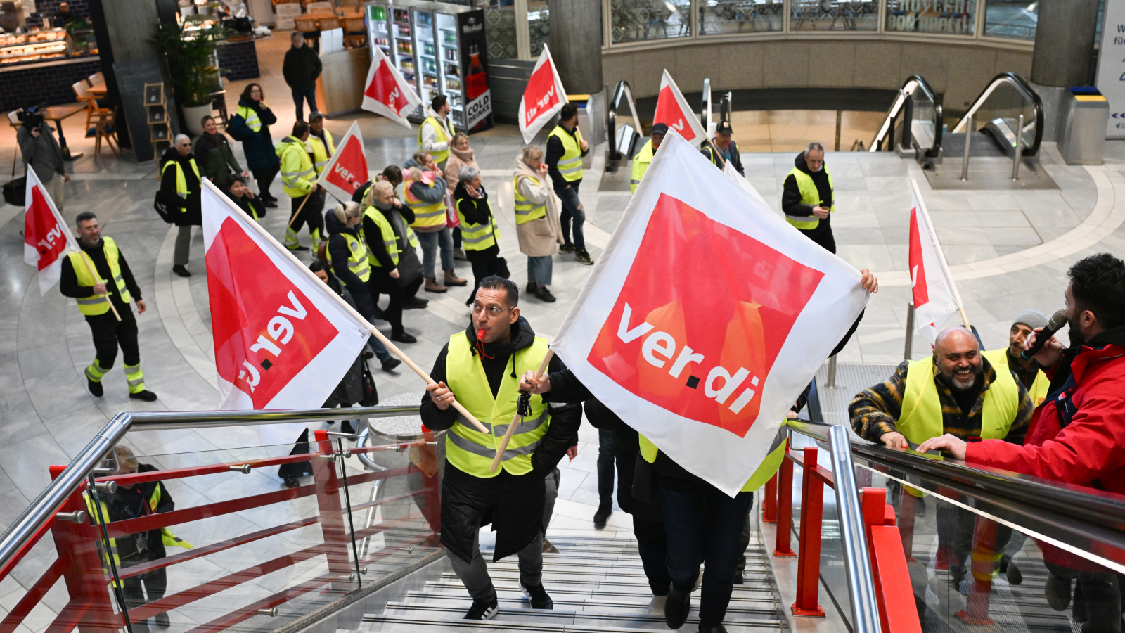 Mannheim ve Stuttgart’ta Kamu Hizmetleri Aksıyor!, © dpa