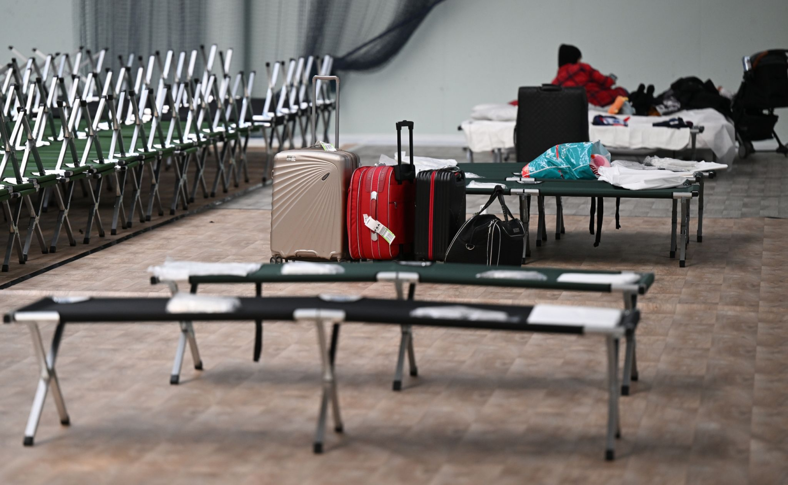 Notbetten stehen in einer Sporthalle für ukrainische Kriegsflüchtlinge bereit.