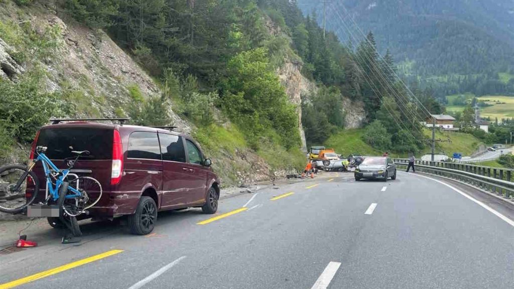 Zwei Menschen bei schwerem Autounfall in Tiefencastel verletzt, © Keystone-SDA