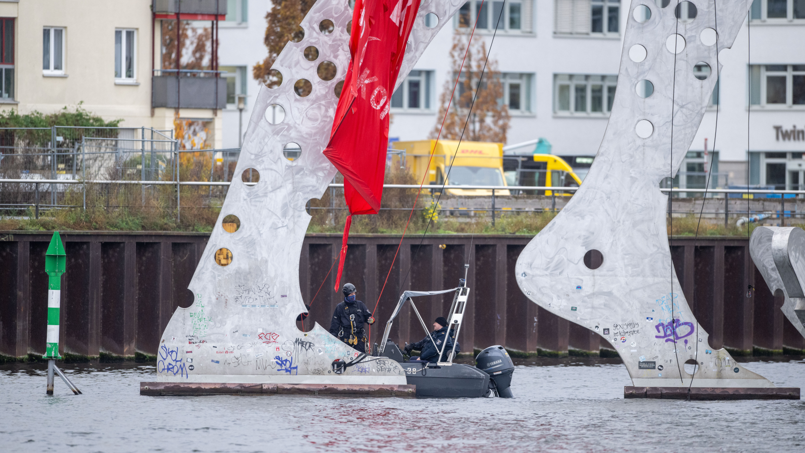 Berlin'de "Molecule Man" Heykelinde Protesto!, © dpa