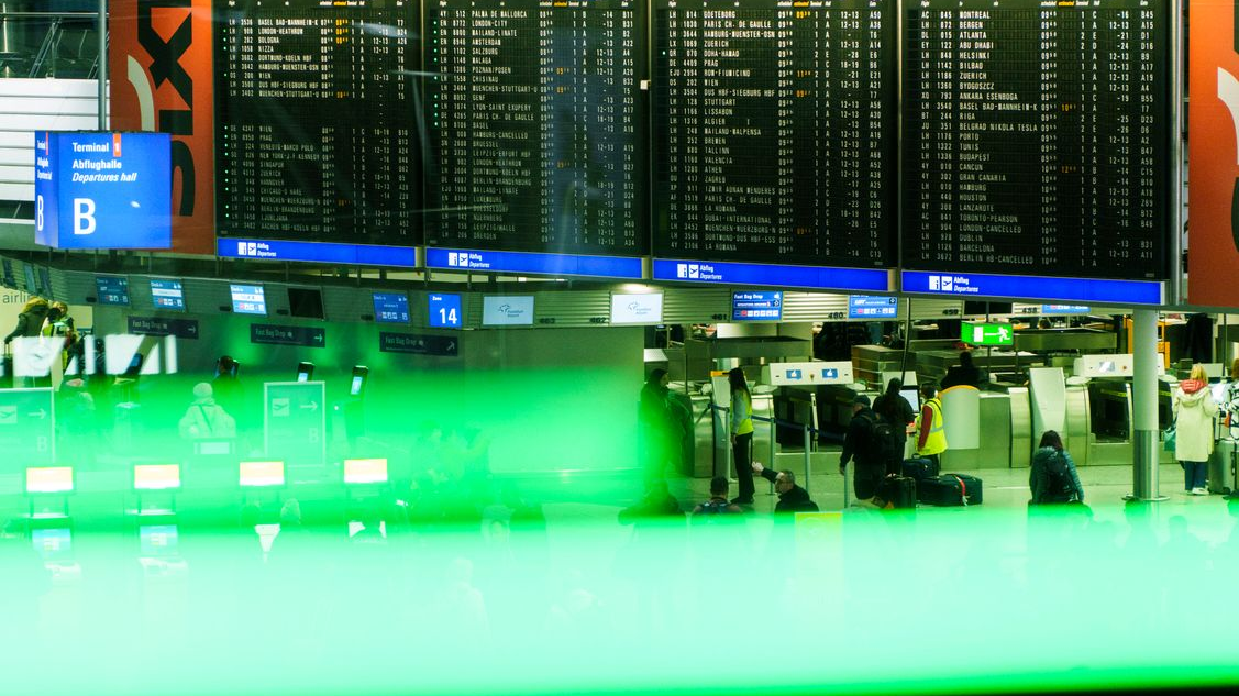 Hessen’da Otoyollarda Kaos, Havalimanından Yolculara Uyarı!, © Andreas Arnold/dpa