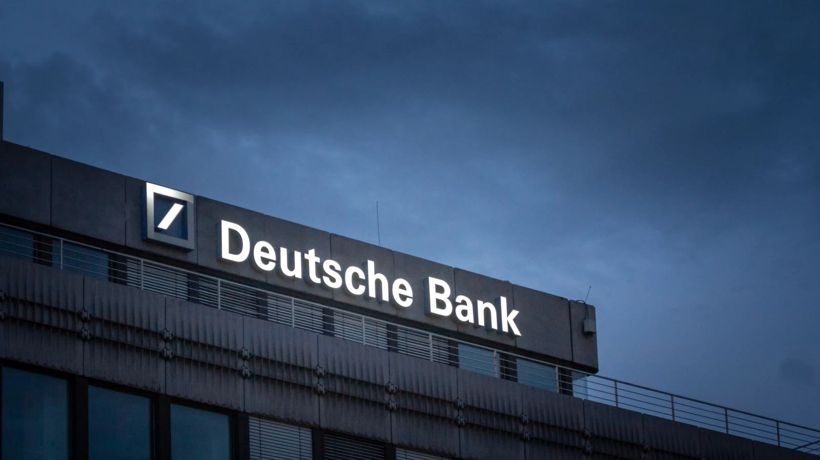 Deutsche Bank, 2.000 Kişiyi İşten Çıkaracak, © shutterstock Deutsche Bank, 2.000 Kişiyi İşten Çıkaracak, © shutterstock
