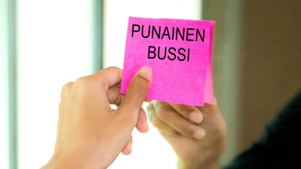 Person klebt einen Notizzettel auf den Spiegel, © Shutterstock Person klebt einen Notizzettel auf den Spiegel, © Shutterstock